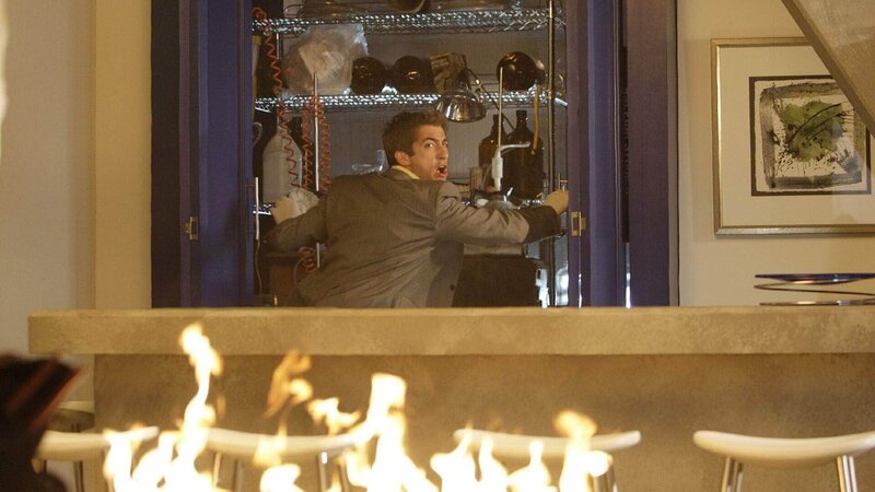 Als Ryan (Jonathan Togo) und seine Kollegen den Tatort untersuchen, gibt es plötzlich eine Explosion und Feuer bricht aus … – Bild: RTL /​ CBS
