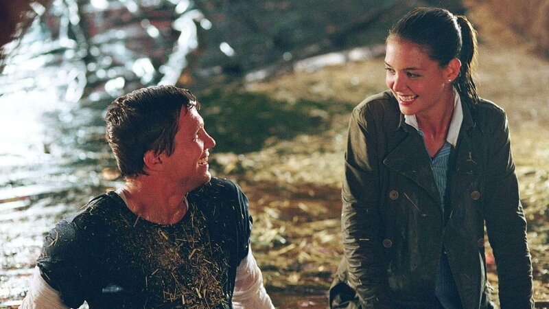 College-Student James (Marc Blucas) und die Präsidententochter Samantha (Katie Holmes) verlieben sich ineinander.  Die Verwendung des sendungsbezogenen Materials ist nur mit dem Hinweis und Verlinkung auf RTL+ gestattet. – Bild: RTL /​ © 2004 Twentieth Century Fox Film Corporation