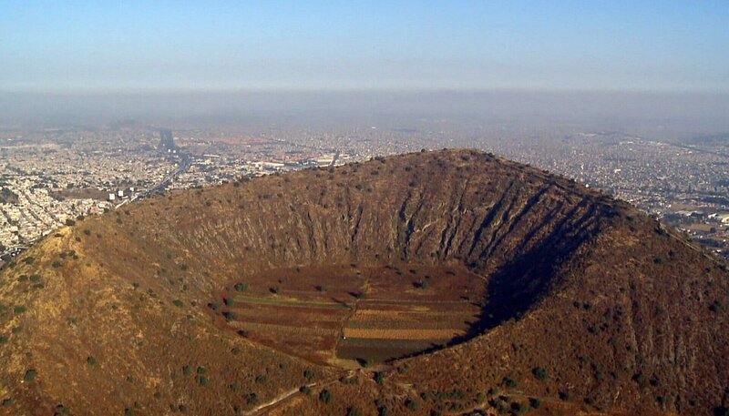 PHOENIX DER PAZIFISCHE FEUERRING, TEIL 3, „Mexiko und Guatemala“, am Mittwoch (04.04.12) um 20:15 Uhr. Der Krater eines erloschenen Vulkans am Stadtrand von Mexiko City. Die Riesenmetropole ist umgeben von Vulkanen. Selbst viele der Einwohner wissen häufig nicht, dass die Hügel am Stadtrand eigentlich Vulkane sind. – Bild: PHOENIX/​ZDF/​ARTE
