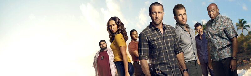 (8. Staffel) – Kämpfen gegen das organisierte Verbrechen auf Hawaii: Steve McGarrett (Alex O’Loughlin, M.), Danny Williams (Scott Caan, 3.v.r.), Adam Noshimuri (Ian Anthony Dale, 2.v.r.), Lou Grover (Chi McBride, r.), Jerry Ortega (Jorge Garcia, l.), Tani Rey (Meaghan Rath, 2.v.l.) und Junior Reigns (Beulah Koale, 3.v.r.). – Bild: 2017 CBS Broadcasting Inc. All Rights Reserved. Lizenzbild frei