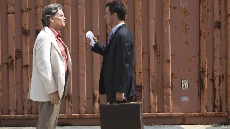 Michael (Jeffrey Donovan, r.) beschließt, getarnt als Anwalt einer großen Investmentfirma, mit Falcone (Jeff Kober), dem Bodyguard eines Mafiabosses, in Kontakt zu treten. Doch Michaels Tarnung droht aufzufliegen … – Bild: RTL /​ 20th Century Fox