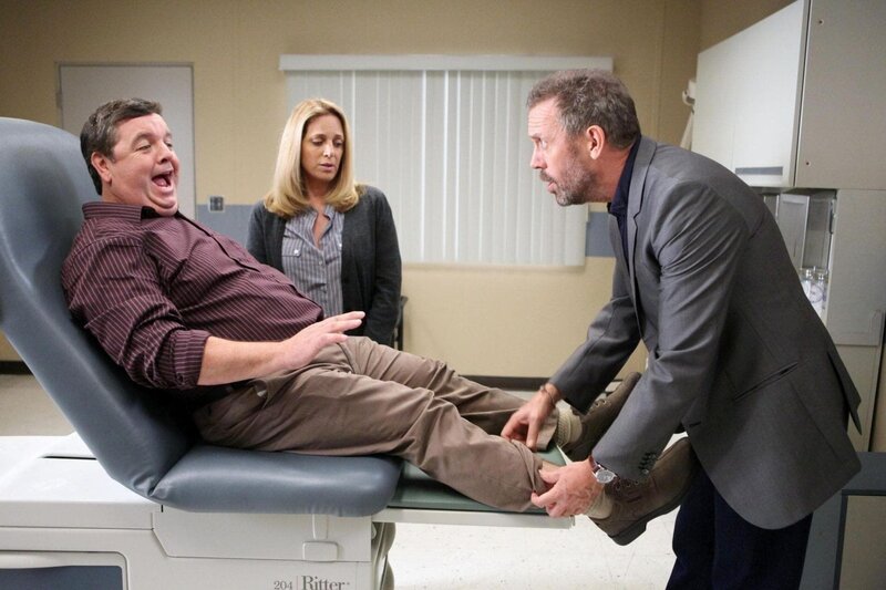 House (Hugh Laurie, re.) untersucht den Patienten Monroe (John Scurti), der in Begleitung seiner Frau Sandy (Kathe Mazur) in der Klinik erschienen ist. – Bild: test