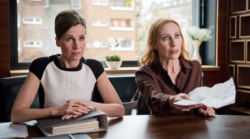 Anja (Andrea Sawatzki) und ihre Anwältin Dr. Schirmer (Doris Schretzmayer, li.) stellen knackige Forderungen. – Bild: ZDF und ARD Degeto/Christoph Assmann. Anja (Andrea Sawatzki) und ihre Anwältin Dr. Schirmer (Doris Schretzmayer, li.) stellen knackige Forderungen. – Bild: ZDF und ARD Degeto/Christoph Assmann.
