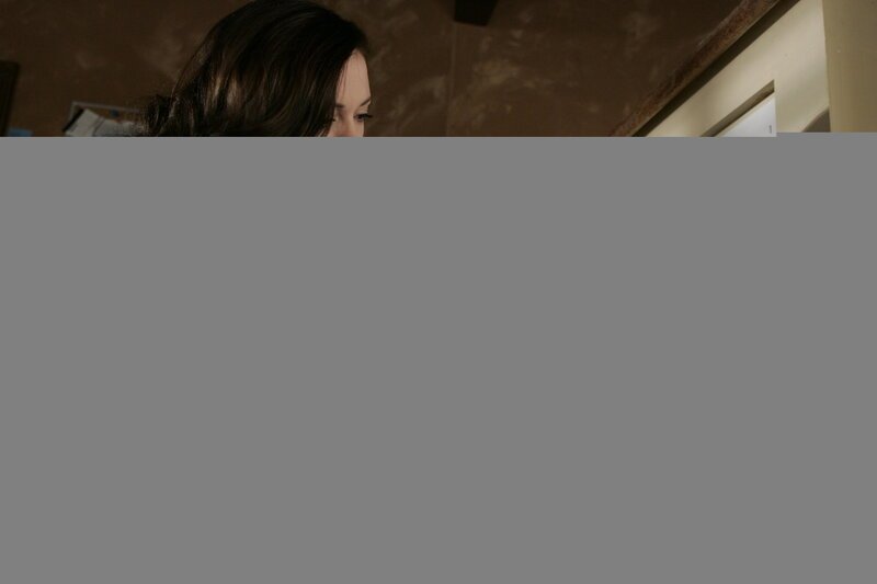 Als Paige (Rose McGowan, l.) Kyle (Kerr Smith, r.) tot auffindet, ist sie am Boden zerstört … – Bild: Paramount Pictures Lizenzbild frei