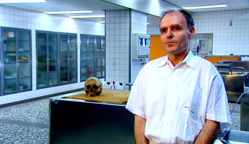 Experten wie der Rechtsmediziner Dr. Detlef Günther aus Hannover erklären, mit welchen Methoden sie die Täter überführen konnten. – Bild: RTL