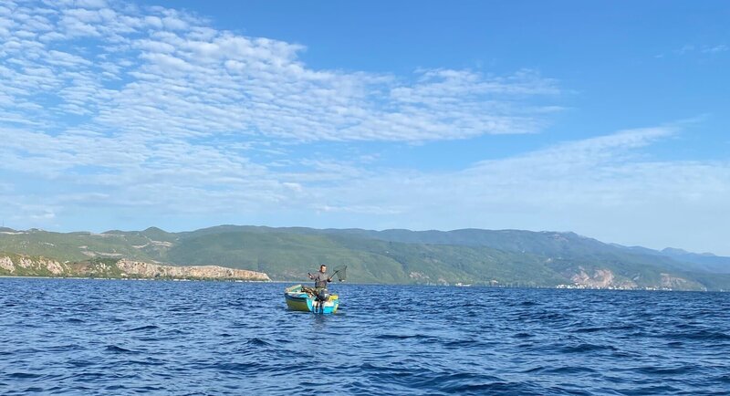 Der albanische Fischer Toni Bllazhde beim Fang einer begehrten Delikatesse der Ohrid-Forelle – Bild: SPIEGEL TV GmbH /​ Fotografin: Zsuzsa Hunyadi