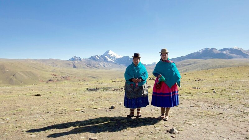 Ana-Lia Gonzales und ihre Mutter Dora wollen den Huayna Potosí (6088m) besteigen. Die beiden Frauen aus dem Volk der Aymará tragen auch beim Klettern ihren Rock – die „pollera“. – Bild: ORF/​ZDF/​Manfred Uhlig