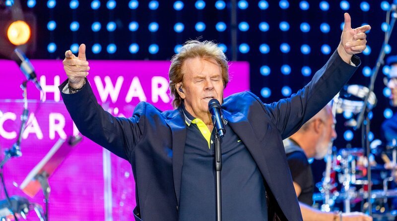 Der krönende Abschluss des SWR Sommer-Festivals ist das SWR4 Open Air. Howard Carpendale (Foto) und Eric Philippi werden die Herzen der Fans höherschlagen lassen. Schlager-Star Howard Carpendale hat sich mit Hits wie „Hello Again“ oder „Tür an Tür mit Alice“ für immer in die Herzen seiner Fans gesungen. – Bild: SWR/Torsten Silz Der krönende Abschluss des SWR Sommer-Festivals ist das SWR4 Open Air. Howard Carpendale (Foto) und Eric Philippi werden die Herzen der Fans höherschlagen lassen. Schlager-Star Howard Carpendale hat sich mit Hits wie „Hello Again“ oder „Tür an Tür mit Alice“ für immer in die Herzen seiner Fans gesungen. – Bild: SWR/Torsten Silz
