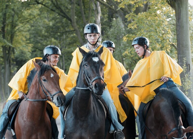 Ihr Date am Donnerstag: „Klassenfahrt – Geknutscht wird immer“. Im Bild: Kaum startet die Klasse zu einem Reitausflug, wird auch schon Outsider Utz (Tom Lass, mi.) von seinen beiden Widersachern Diego (Mark Dimant, re.) und Klaus (Philipp Danne, li.) in die Mangel genommen. – Bild: port.hu