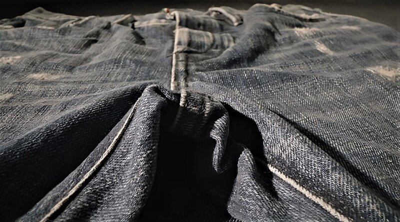 Der Stoff der Stretch Jeans enthält statt Elasthan ein Garn aus Naturkautschuk. – Bild: ServusTV /​ Bilderfest