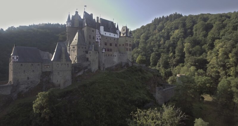 Burg Eltz ist heute eine der berühmtesten Burgen Deutschlands und befindet sich noch immer in Familienbesitz. – Bild: ZDF und Lars Böhnke./​Lars Böhnke