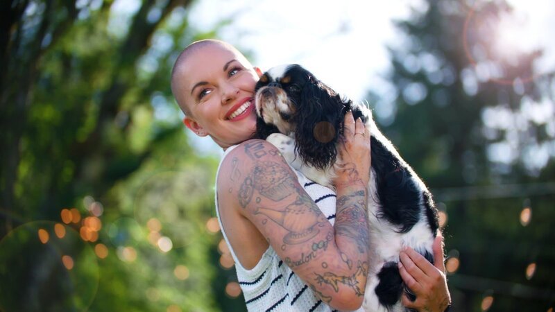 Amanda Giese w/​ rescue dog. – Bild: Discovery Communications, LLC