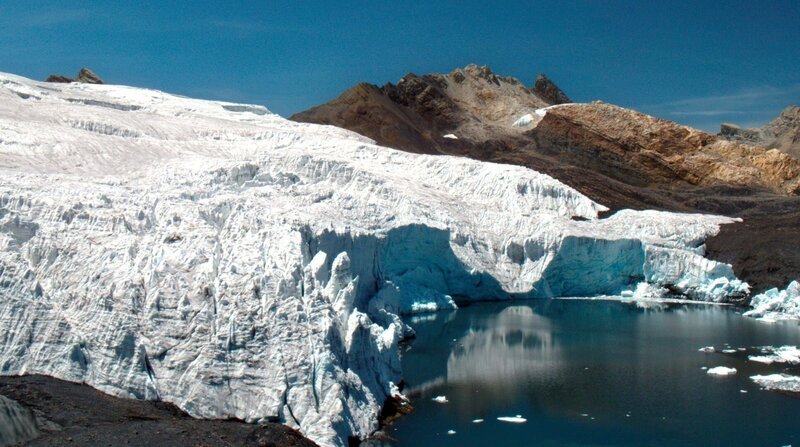Der Pastoruri-Gletscher im Huascarán Nationalpark Peru. Der Gletscher liegt auf 5.000 m Höhe im Süden der Cordillera Blanca, der „weißen Gebirgskette“. Diese Region beheimatet die meisten tropischen Gletscher der Welt – insgesamt 660 auf einer Fläche von 700 Quadratkilometern. – Bild: ZDF und WDR/​Light & Shadow GmbH.
