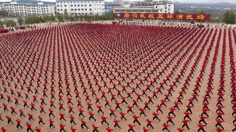 Platz mit Shaolin Kämpfern. In der kleinen Stadt Dengfeng im Herzen Chinas trainieren Shaolin Mönche ihre Kampfkunst. Ihre Formationen sind sogar aus dem All zu erkennen. – Bild: BBC/​BR/​NDR