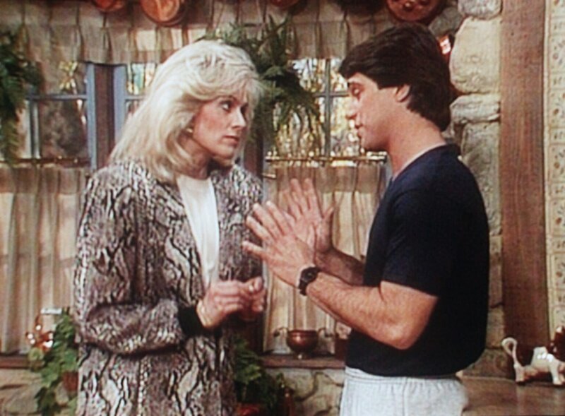 Tony (Tony Danza, r.) macht Angela (Judith Light) klar, dass Samantha selbst entscheiden soll, was sie zum Schulball anzieht. – Bild: Columbia Lizenzbild frei
