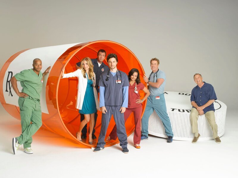 Die Truppe vom Sacred Heart Hospital: (v.l.n.r.) Turk (Donald Faison), Elliot (Sarah Chalke), Hausmeister (Neil Flynn), J.D. (Zach Braff), Carla (Judy Reyes), Dr. Phil Cox (John C. McGingley) und Dr. Bob Kelso (Ken Jenkins) – Bild: Turner