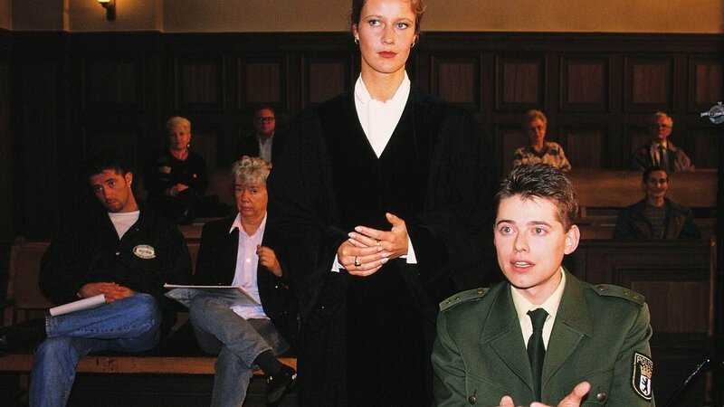 Staatsanwältin Charlotte Glaser (Britta Schmeling) verhört den Streifenpolizisten Uwe Beck (Andreas Arnstett) über den Tathergang nach einem Banküberfall – Bild: TVNOW