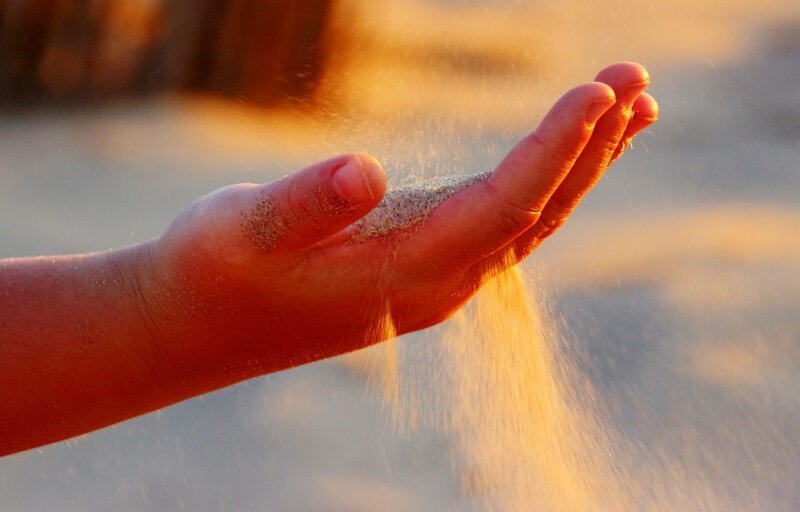 Sand trickling through fingers. – Bild: Creative Commons Free for commercial use No attribution required
