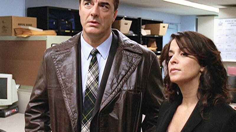 Detective Mike Logan (Chris Noth) und seine Partnerin Carolyn Barek (Annabella Sciorra) untersuchen den Mordfall an einem Ehepaar. – Bild: MG RTL D
