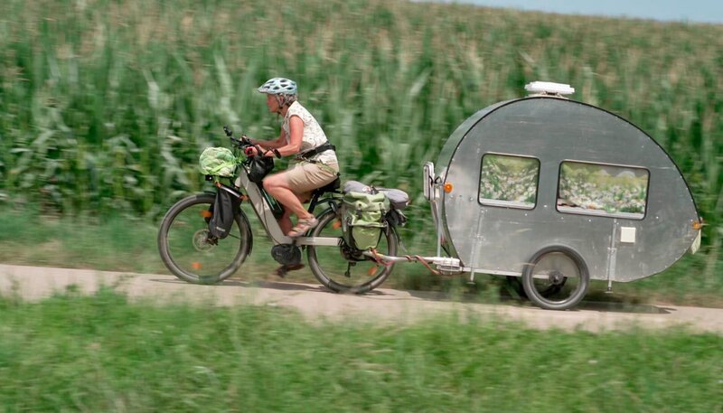 Wohnwagen im Miniformat: Eingefleischte Fahrradfahrer nehmen ihr Zuhause in den Urlaub einfach mit. – Bild: WDR/​NDR