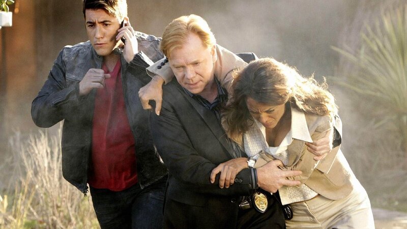 Horatio (David Caruso, M.) hilft Ryan (Jonathan Togo) und Natalia (Eva LaRue), die der Explosion nur knapp entkommen konnten, sich in Sicherheit zu bringen … – Bild: SUPER RTL