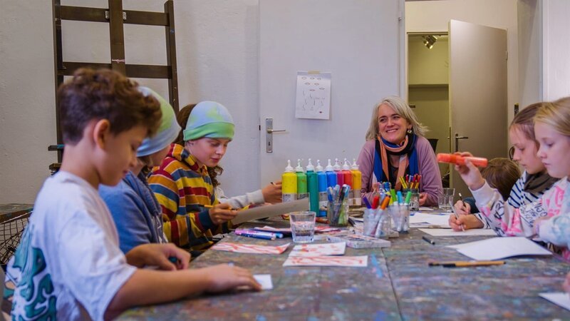 Illustratorin Constanze Guhr beim Malworkshop mit Kindern. – Bild: ZDF und Fabian Welther.