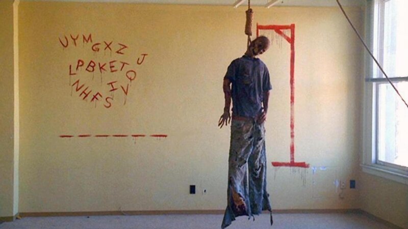 In einem Zimmer des Tribute Towers in Chigaco findet das CSI-Team eine stark verweste Leiche. An die Wand wurde mit Blut ein Buchstabenrätsel geschrieben, das ein furchtbares Geheimnis verbirgt. – Bild: RTL Crime