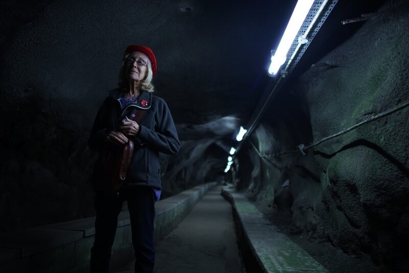 Emotionale Reise: Im Zweiten Weltkrieg war Janet Parrs Vater am Bau der Militärtunnel im Fels von Gibraltar beteiligt. – Bild: ZDF und Phoenix Television Limited.