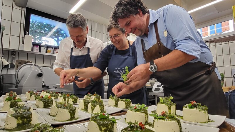 v.li.: Martin Prodinger, Manu und Thorsten Probost bei den Vorbereitungen für den Dorftisch während Servus TV’s „Hauben und Höhenflüge – Genuss am Arlberg“ in Lech, Vorarlberg, Österreich am 17.09.2023. – Bild: ServusTV /​ Tellvision /​ Joanna Michna