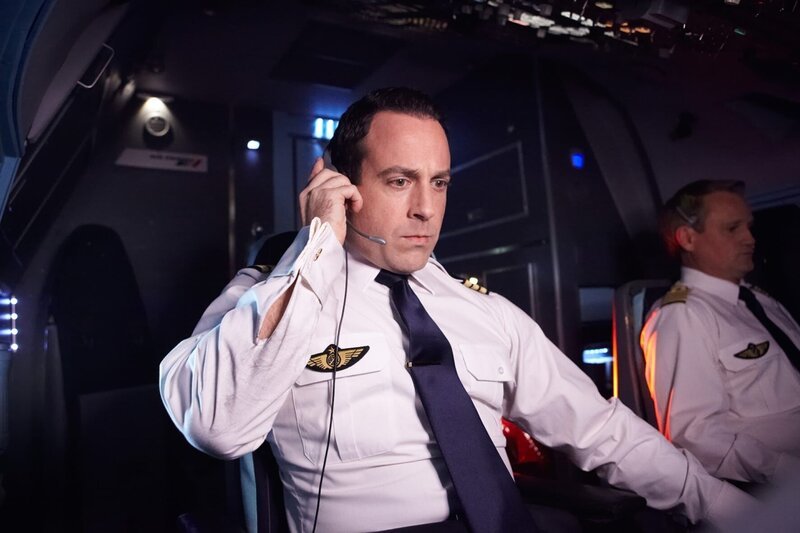 First Officer Bonin (played by Ray Galletti) makes a radio call to report the position of Air France Flight 447. It’s one of the last communications made from the plane before it disappears without a trace into the Atlantic Ocean – Bild: PLURIMEDIA (Cineflix /​ Ian Watson)