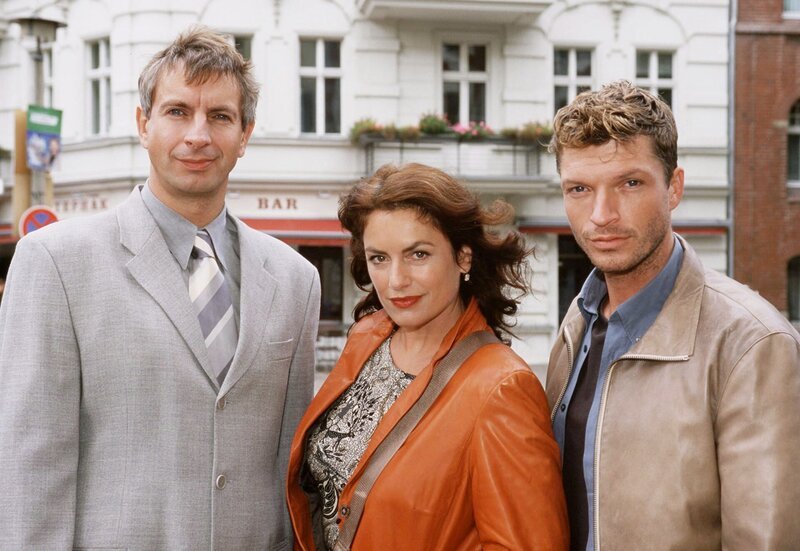 Michael (Hardy Krüger jr., re.) hat sich in Julia (Christine Neubauer) verliebt, die allerdings mit ihrem Jugendfreund Wolfgang (Ingolf Lück) verlobt ist. – Bild: ARD Degeto/Katrin Knoke Michael (Hardy Krüger jr., re.) hat sich in Julia (Christine Neubauer) verliebt, die allerdings mit ihrem Jugendfreund Wolfgang (Ingolf Lück) verlobt ist. – Bild: ARD Degeto/Katrin Knoke