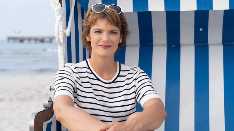 Terra Xpress Moderatorin Lena Ganschow am Strand bei Darß. – Bild: ZDF und Stefan Thissen./​Stefan Thissen