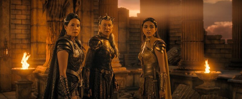 l-r: Lucy Liu als Kalypso, Helen Mirren als Hespera, Rachel Zegler als Anthea /​ Anne – Bild: 2023 Warner Bros. Entertainment Inc. All Rights Reserved