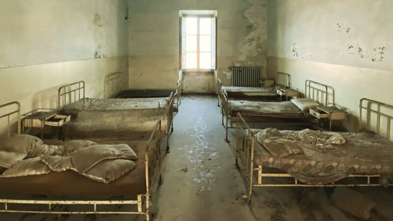 Die psychiatrische Anstalt in Teramo bestand 117 Jahre, bevor sie 1998 geschlossen wurde. Während des Faschismus wurden hier auffällig viele Frauen als „verrückt“ weggeschlossen. – Bild: ZDF und Tom Ockers/​doclights./​Tom Ockers/​doclights