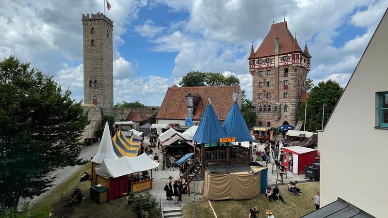 Umzug auf dem Mittelaltermarkt in Kaltenberg.; Kamerafrau Nicole Christmann mit Hexe Roxana alias Nicola Elze.; Das „Woodstock des Mittelalters“ – Feuertanzfestival auf Burg Abenberg. – Bild: BR/​Reinhard Kungel/​Reinhard Kungel