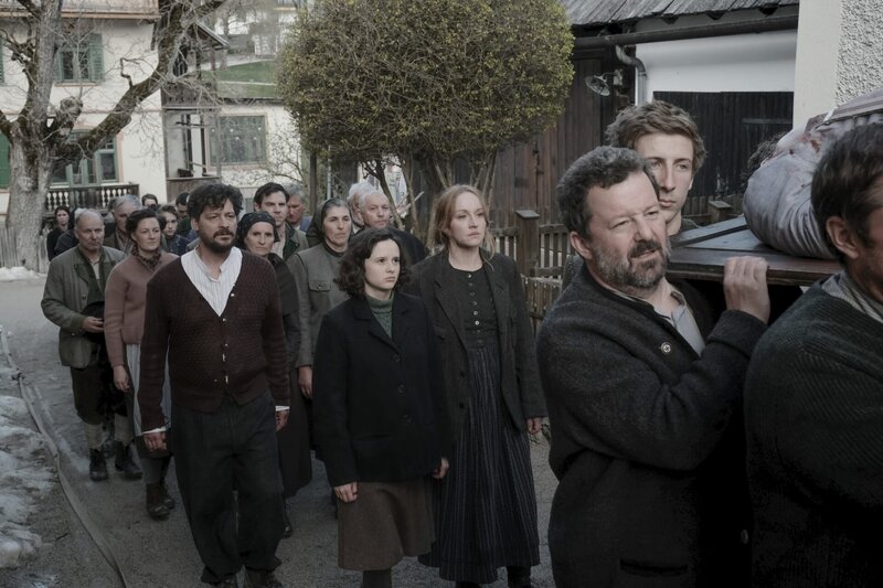 Ein Dorf wehrt sich – Bild: ORF/​Mona Film/​Bernd Schuller