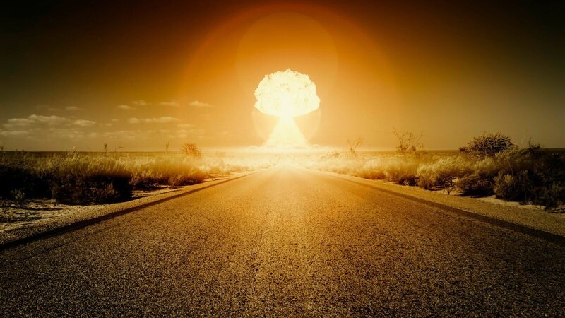 Explosion einer Atombombe mit Atompilz. – Bild: ZDF und Markus Gann/​Shotshop/​picture alliance./​Markus Gann/​Shotshop/​picture all