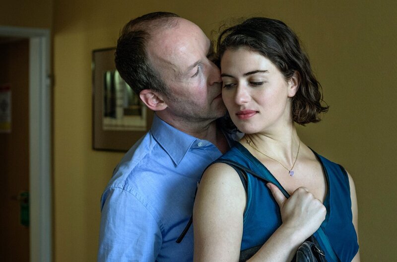 Mein Mann, ein Mörder – Bild: Felix Cramer/​Polyphon /​ Die schöne Nora (Esther Zimmering) verdreht Paul (Ulrich Noethen) den Kopf.