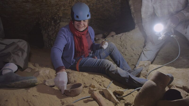 Professor Ola El Aguizy entdeckt Grabbeigaben, die einst mit Speisen und Getränken für die Verstorbenen gefüllt waren. (National Geographic/​Aman Mistry) – Bild: National Geographic