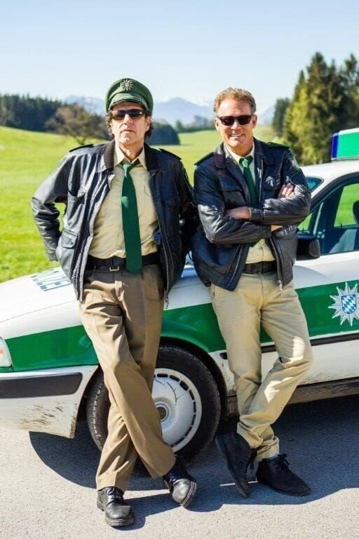 Von links: Johannes Staller (Helmfried von Lüttichau) und Franz „Hubsi“ Hubert (Christian Tramitz). – Bild: ARD /​ BR /​ TMG