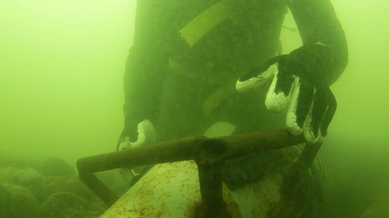 Scott Meisterheim digs in murky water. – Bild: Discovery Communications