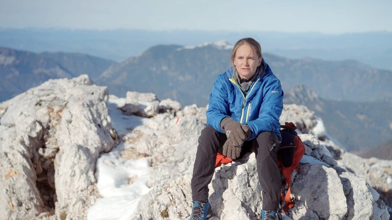 Anja Karnicar am Gipfel des Grintovec. – Bild: ORF/​ORF III/​Leopold Fuchs