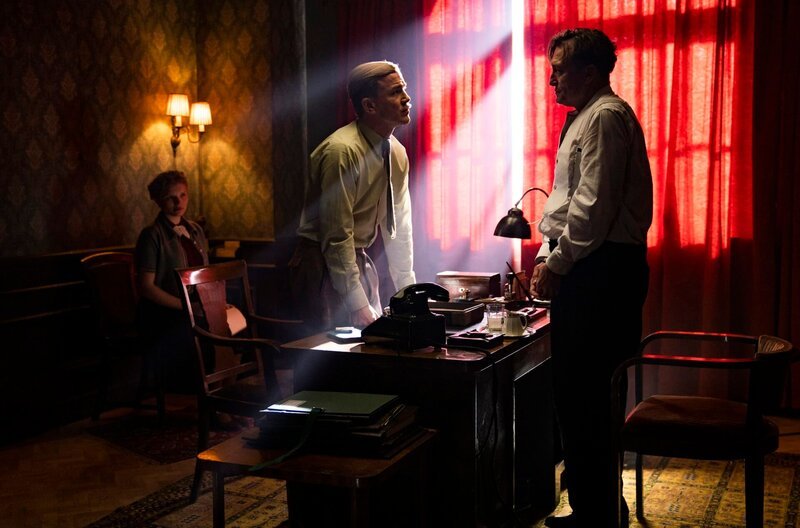 Bartok (Oliver Masucci) greift in die Schachpartie von Owen McConnor (Rolf Lassgård, vorne) ein. – Bild: ARD Degeto/Studiocanal/Julia Terjung Bartok (Oliver Masucci) greift in die Schachpartie von Owen McConnor (Rolf Lassgård, vorne) ein. – Bild: ARD Degeto/Studiocanal/Julia Terjung