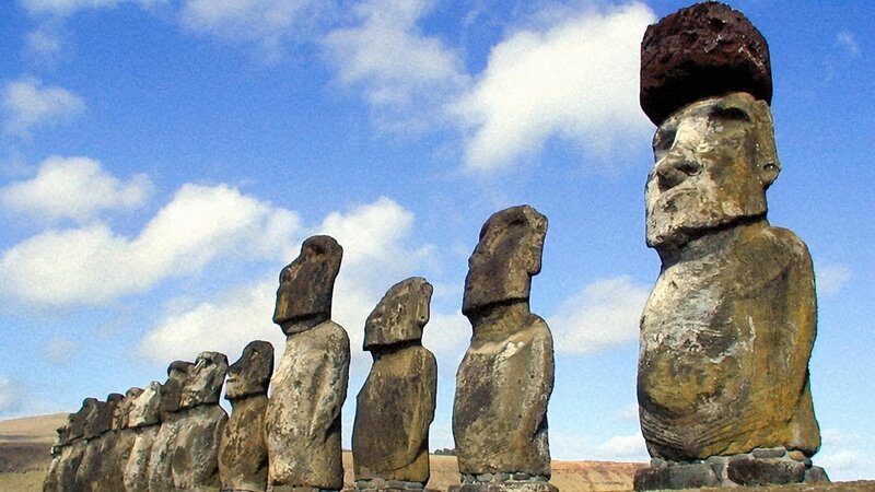 SWR SCHÄTZE DER WELT – ERBE DER MENSCHHEIT „Die Osterinsel, Chile – Geheimnisvolle Giganten“: Die 13 Moai von Tongariki. – Bild: ZDF und SWR/​Kreisel
