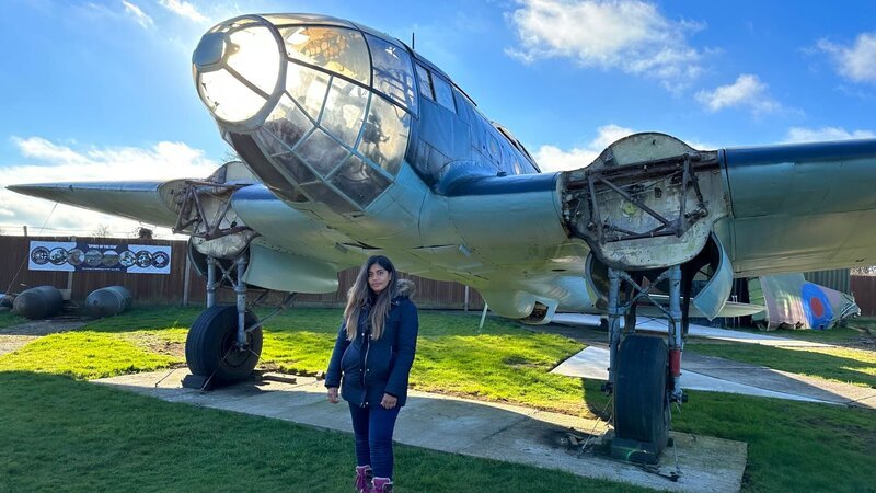 Natasha Billson steht neben einer Heinkel 111, die im Kent Battle of Britain Museum ausgestellt ist. (National Geographic für Disney) – Bild: National Geographic for Disney / Disney Natasha Billson steht neben einer Heinkel 111, die im Kent Battle of Britain Museum ausgestellt ist. (National Geographic für Disney) – Bild: National Geographic for Disney / Disney