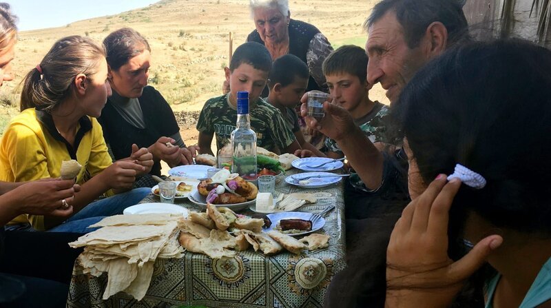 Familie Hovanisyan lebt von ihren 20 Kühen und 100 Schafen. Auf den Tisch kommt Brot aus dem Erdofen, Gemüse aus dem eigenen Garten, Fleisch von der Weide und Selbstgebrannter. – Bild: ZDF und NDR/​Tellux GmbH Dresden/​Till Lehmann.