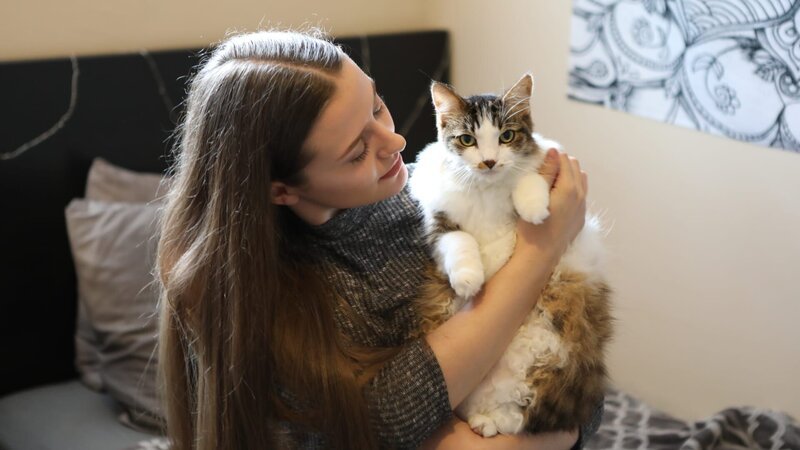 Guardian holding cat. – Bild: Discovery Communications