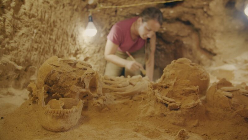 Die Archäologin Linda Chapon gräbt menschliche Überreste in Taposiris Magna aus. (Kredit: Windfall Films) – Bild: Windfall Films /​ Windfall Films