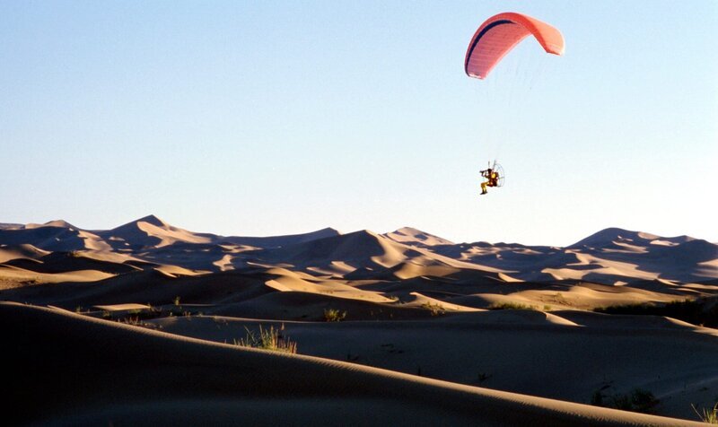 Ein motorisierter Paraglider bietet oft die einzige Möglichkeit, einen Weg durch die riesigen Dünenfelder der Gobi zu finden. – Bild: 3sat