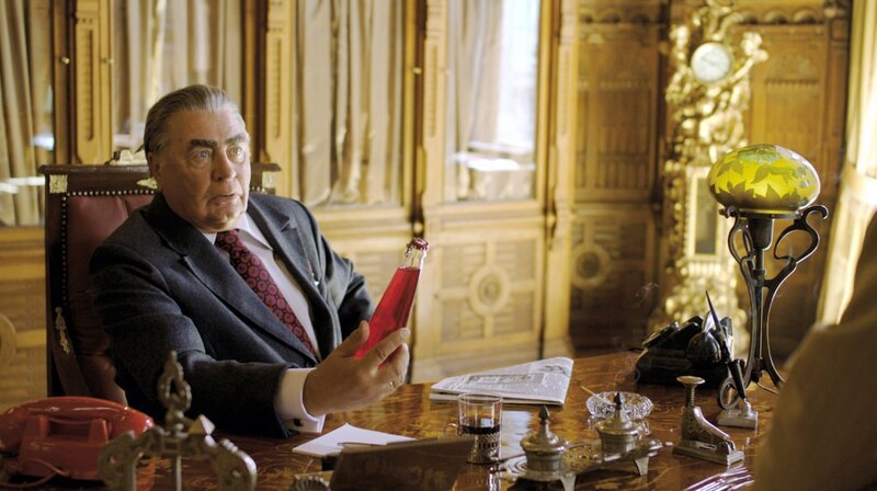 Der sowjetische Staats- und Parteichef Breschnew (Valentin Smirnitskiy) möchte mit der „Volkssoda“ den imperialistischen Klassenfeind Coca Cola ausstechen. – Bild: ARD Degeto/​Tele-München